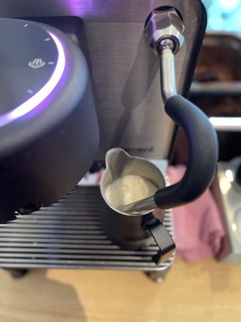 Melk op schuimen met de decent espresso machine