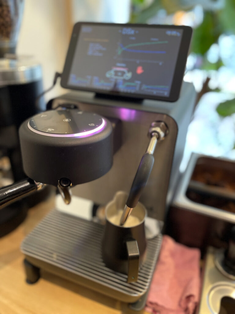 Melk op schuimen met de decent espresso machine