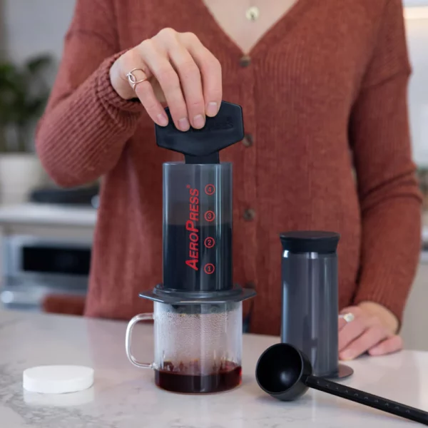 aeropress waarin geroerd wordt